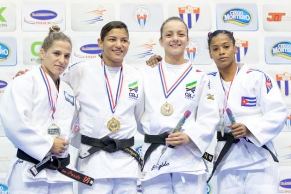 Sarah Menezes e Nathália Brígida no pódio da categoria 48kg no Pan de Havana.(Imagem:Rafal Burza / CBJ)