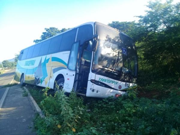 Ônibus da Transpiaui sai da pista ao tentar desviar de animal no Sul do Piauí(Imagem:Reprodução/Portal WD Notícias)