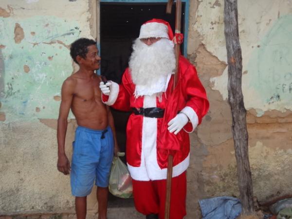 Papai Noel entrega brinquedos e cestas básicas em Floriano. (Imagem:FlorianoNews)