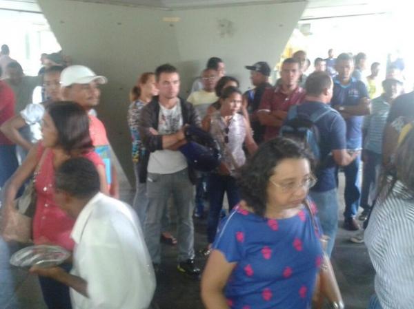 Trabalhadores da educação tomaram pátio da Seduc durante protesto.(Imagem:Pablo Silva)