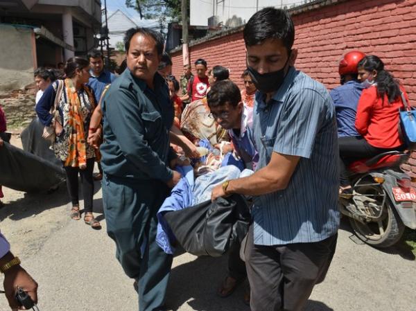 Pacientes são tirados de hospital após terremoto em Katmandu Nepal.(Imagem:Prakash Mathema/AFP)