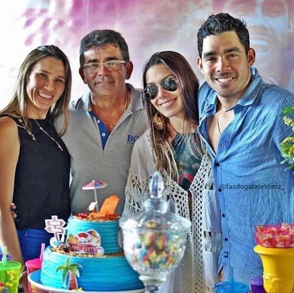 Gabriel Diniz com o pai, a mãe e a irmã.(Imagem:Reprodução/Instagram)