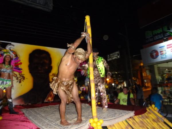 Desfiles de escolas de samba alegram a Av. Getúlio Vargas.(Imagem: FlorianoNews)