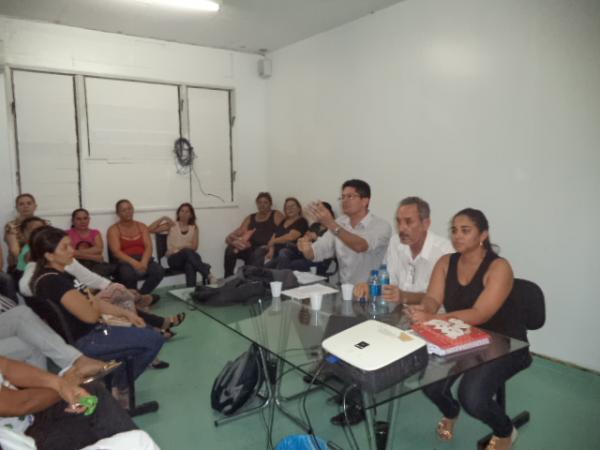Reunião esclarece dúvidas sobre a terceirização do Hospital Regional de Floriano.(Imagem:FlorianoNews)