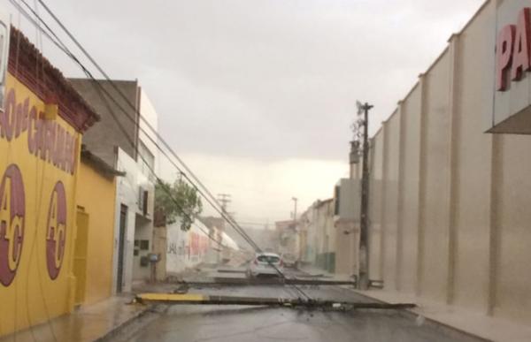 Chuva causa estragos em Floriano e deixa 4 pessoas presas em carro.(Imagem:Cidadeverde.com)