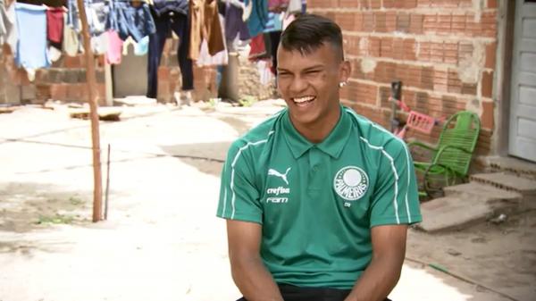 Gabriel Veron na casa onde foi criado em Assú (RN), durante entrevista(Imagem:Jordi Bordalba)