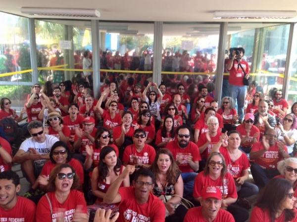 Professores protestam em frente ao MEC contra falta de investimento na educação do país.(Imagem: Divulgação/Anes-SN)