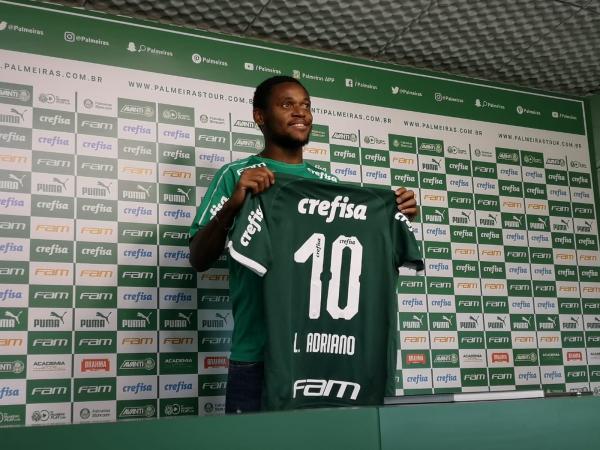 Luiz Adriano apresentado com a camisa 10 do Palmeiras.(Imagem:Tossiro Neto)