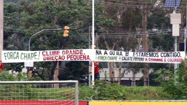 Por Chapecoense, torcida do Inter esquece Série B e protesta contra diretoria.(Imagem:MSN)