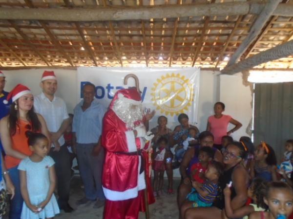 Crianças da localidade Tabuleiro do Mato recebem a visita do Papai Noel.(Imagem:FlorianoNews)