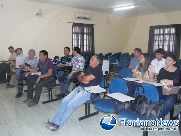 Representantes de sindicatos discutem Convenção Coletiva de Trabalho 2014/2015.(Imagem:FlorianoNews)