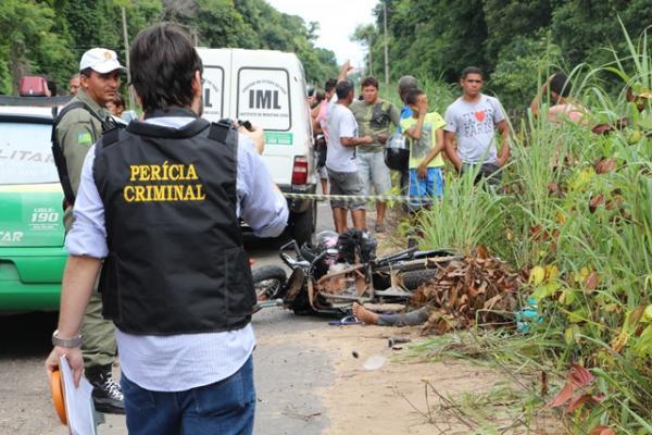 Perícia realizou os trabalhos para a remoção pelo IML.(Imagem:Brunno Suênio/GP1)