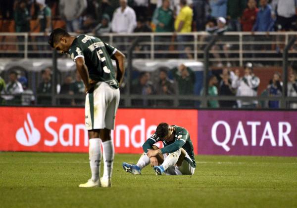 Jogadores do Palmeiras cabisbaixos após fim do jogo contra o Grêmio.(Imagem:Marcos Ribolli)