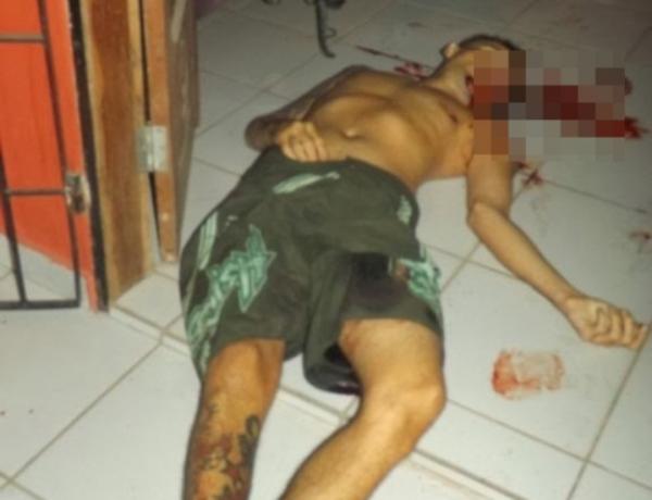 Homem &eacute; morto com 4 tiros a queima roupa.(Imagem:180graus)