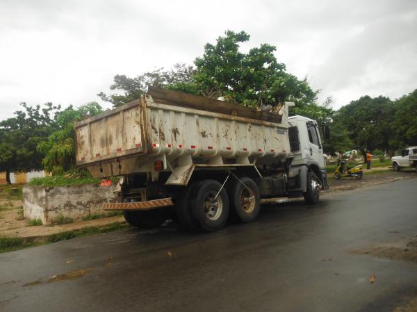 Prefeitura já começou mutirão de limpeza nos bairros de Floriano.(Imagem:FlorianoNews)