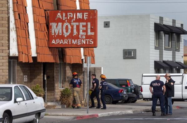Bombeiros trabalham em edifício de apartamentos em Las Vegas atingido por incêndio neste sábado (21)(Imagem:Steve Marcus/Las Vegas Sun via AP)