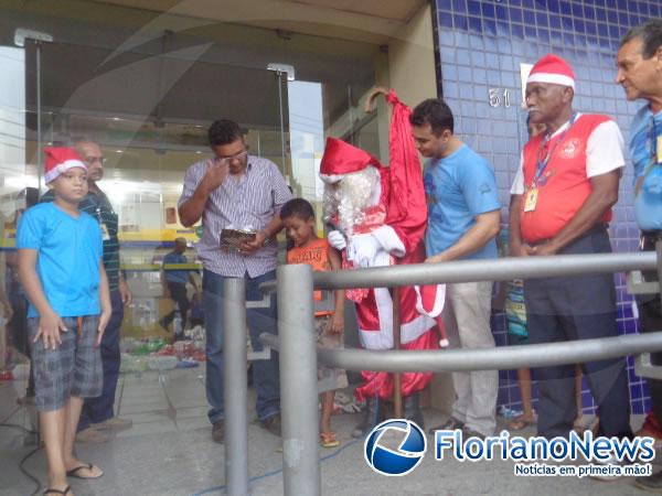 Crianças ganham presentes do Papai Noel dos Correios em Floriano.(Imagem:FlorianoNews)