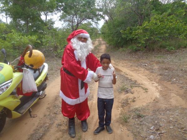 Papai Noel chega mais cedo na zona rural de Floriano.(Imagem:FlorianoNews)
