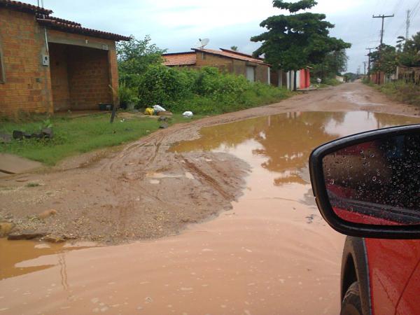 Moradores da Rua Sete de Setembro reclamam de lama, buracos e escuridão.(Imagem:Divulgação)