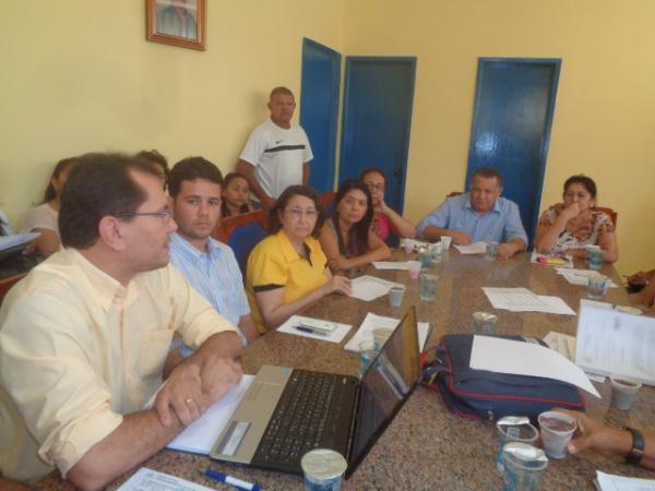 Reunião debate plano de cargos e salários de professores florianenses.(Imagem:FlorianoNews)