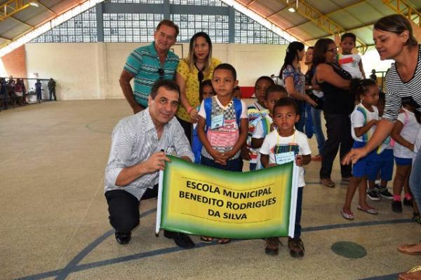 Prefeito Gilberto e Secretária de Educação entregam kit escolar para crianças da Educação Infantil(Imagem:Waldemir Miranda)