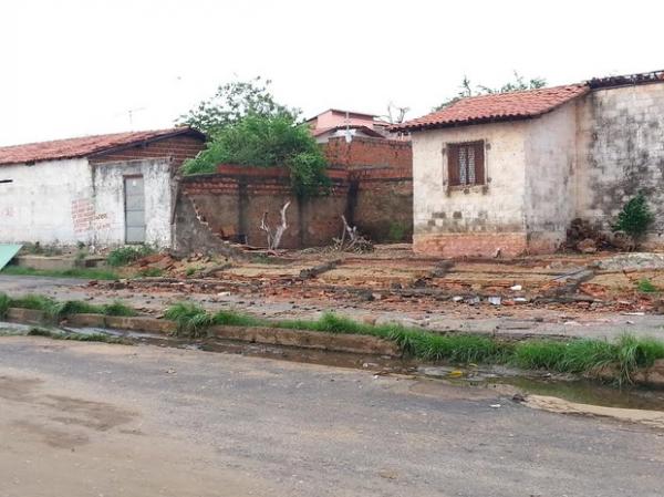 Muro de uma residência caiu no Residencial Porto Alegre, Zona Sul de Teresina.(Imagem:Patrícia Andrade/G1)