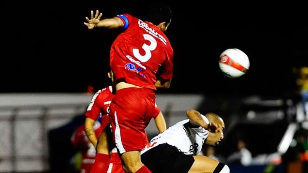 Sheik sofre com a marcação de Tiago Alves, do Mogi.(Imagem: Marcos Ribolli/GLOBOESPORTE.COM)