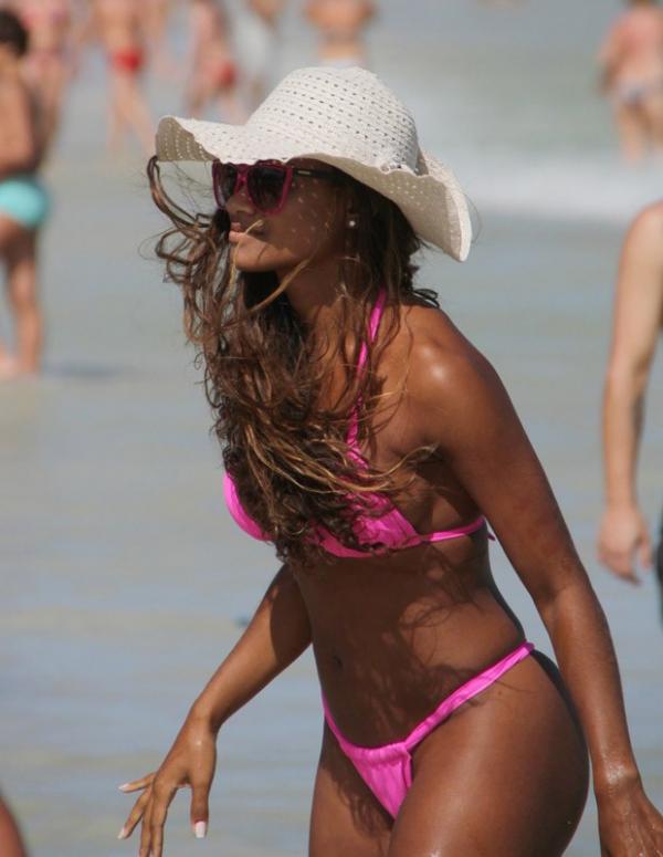 A ex-BBB Jaqueline curte praia em Cabo Frio.(Imagem:Clayton Militão / Photo Rio News)