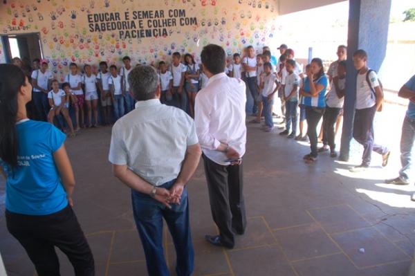 Prefeito Gilberto Júnior acompanha reforma das escolas do campo.(Imagem:Waldemir Miranda)