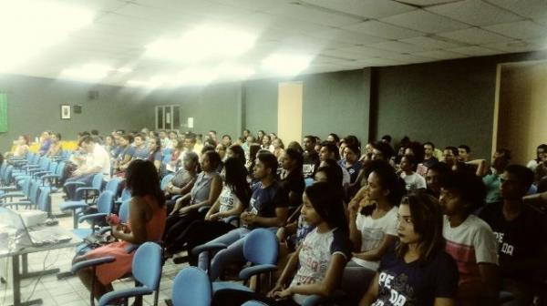 Acadêmicos e escritores participam de lançamento de livro na UESPI de Floriano. (Imagem:FlorianoNews)