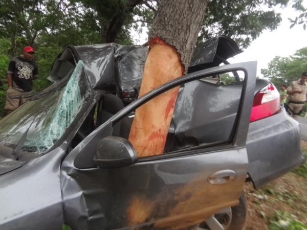 Veículo sai da pista, colide em árvore e deixa duas pessoas mortas na BR-343(Imagem:FlorianoNews)