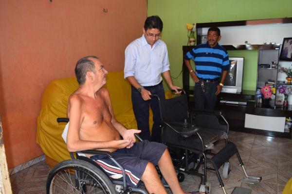 Secretaria de Saúde faz entrega cadeira de rodas motorizada.(Imagem:Waldemir Miranda)
