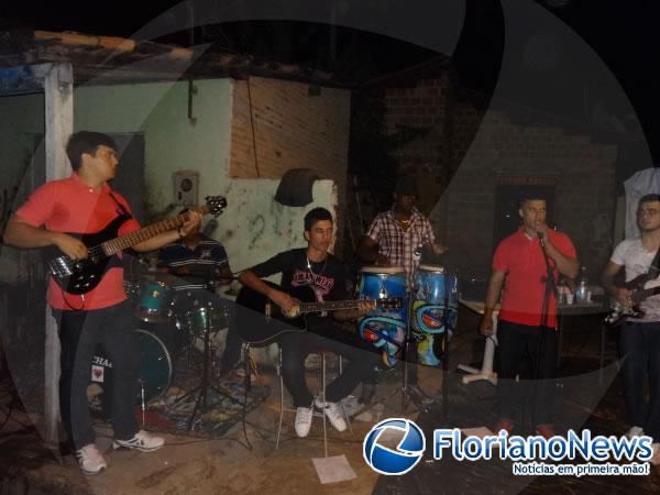 Gilberto Júnior e Gustavo Neiva prestigiaram a festa dos barraqueiros no bairro Alto da Cruz.(Imagem:FlorianoNews)