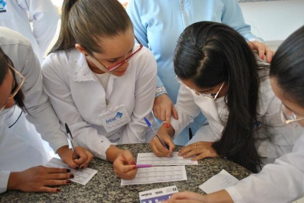 Acadêmicos da FAESF realizam atualização de caderneta vacinal do adulto(Imagem:FAESF)