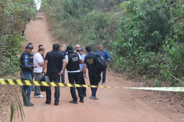  Legistas e equipe da delegacia de homicídios foram ao povoado para localizar corpo.(Imagem:Lucas Marreiros, G1 PI)