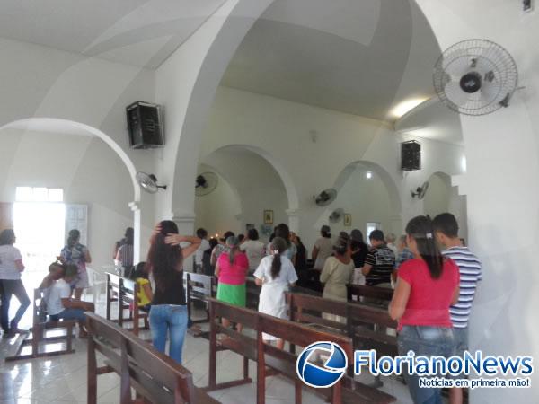 Católicos celebram Corpus Christi com missa e procissão.(Imagem:FlorianoNews)