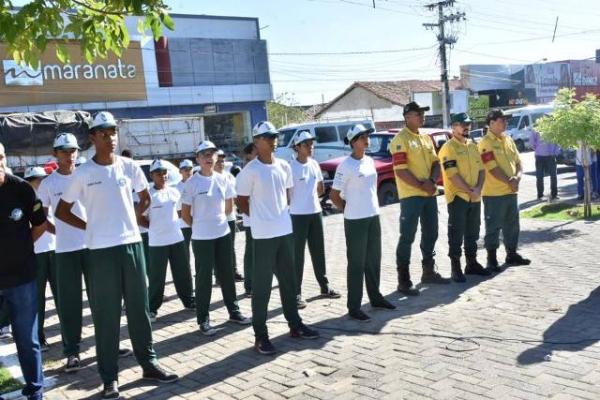 Hasteamento das bandeiras marca a abertura da Semana da Pátria em Floriano.(Imagem:SECOM)