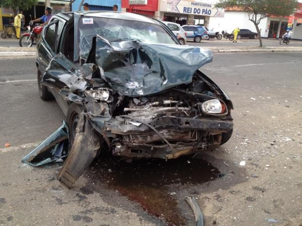 Jovem fica desacordado ao bater veículo em van estacionada. (Imagem:Gilcilene Araújo/G1)