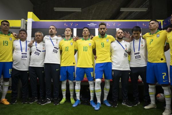 Jogadores e membros da comissão técnica da seleção sub-23 no vestiário(Imagem:Lucas Figueiredo / CBF)