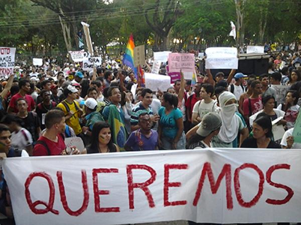 Durante protesto manifestantes encapuzados depredaram ônibus em Teresina.(Imagem:Cidadeverde.com)