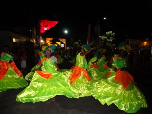 Desfiles de escolas de samba alegram a Av. Getúlio Vargas. (Imagem:FlorianoNews)