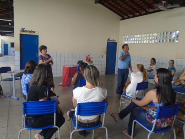 Educadores discutem implantação do regime de tempo integral no Fauzer Bucar.(Imagem:FlorianoNews)