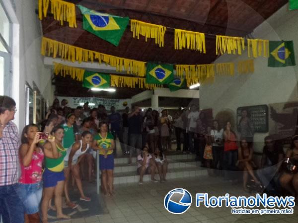 Acadêmicos da UESPI demonstraram patriotismo através de projeto de dança.(Imagem:FlorianoNews)