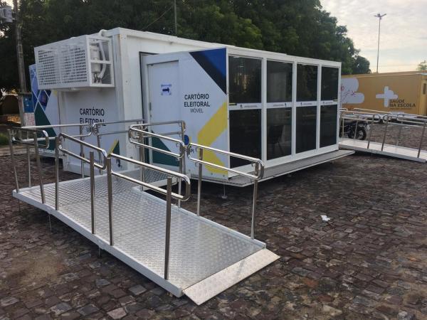 Cartório eleitoral móvel instalado no estacionamento do espaço Rosa dos Ventos na UFPI.(Imagem:Murilo Lucena / TV Clube)
