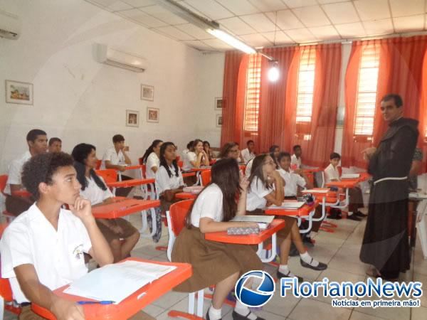 Ministro Provincial realiza visita a Unidade de Ensino de Floriano.(Imagem:FlorianoNews)