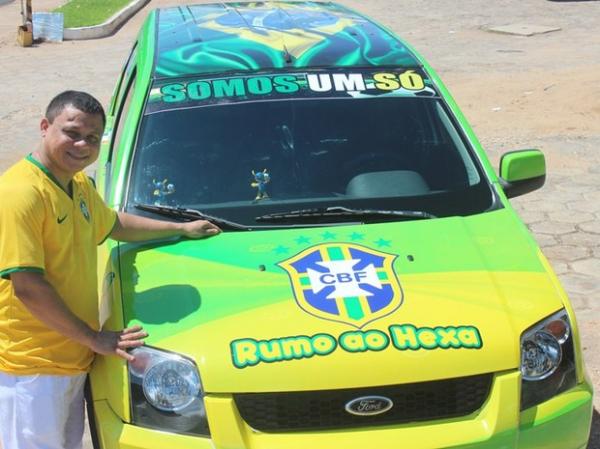 Carlos mostra com orgulho carro que enfeitou especialmente para Copa do Mundo.(Imagem:Gil Oliveira/ G1 PI)