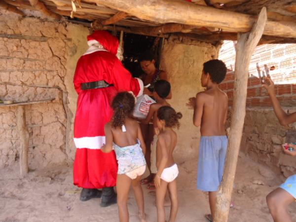 Papai Noel solidário distribui cestas básicas a famílias carentes de Floriano.(Imagem:FlorianoNews)