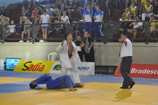 Judoca vibra com feito na decisão.(Imagem:Reprodução/CBJ)