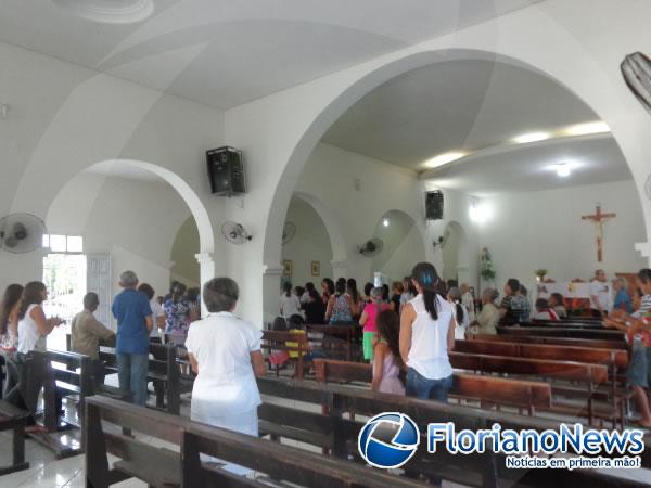 Católicos celebram Corpus Christi com missa e procissão.(Imagem:FlorianoNews)