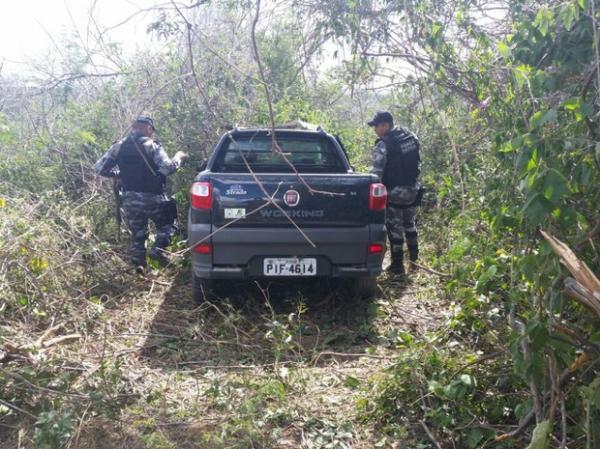 Veículo abandonado pelos suspeitos de assaltos no Piauí.(Imagem:Divulgação/Polícia Militar)